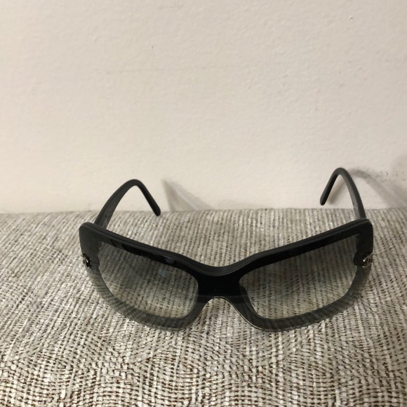 🌺🌺CHANEL SUN GLASSES AUTHENTIC WITH BOX - Picture 5 of 9